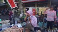 Salah satu pedagang mengusap air matanya saat Sang Merah Putih dikibarkan.