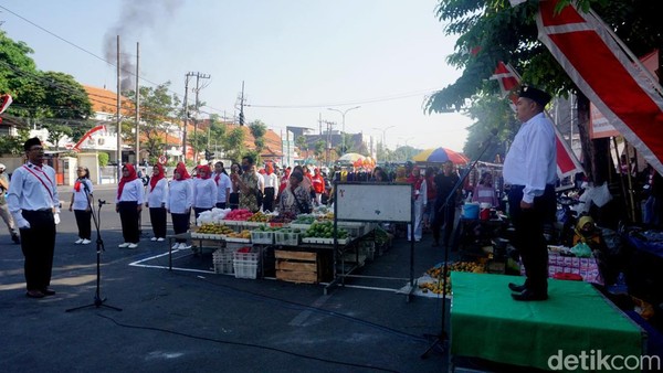 Unik, Upacara HUT RI di Tengah Pasar Karangmenjangan Surabaya