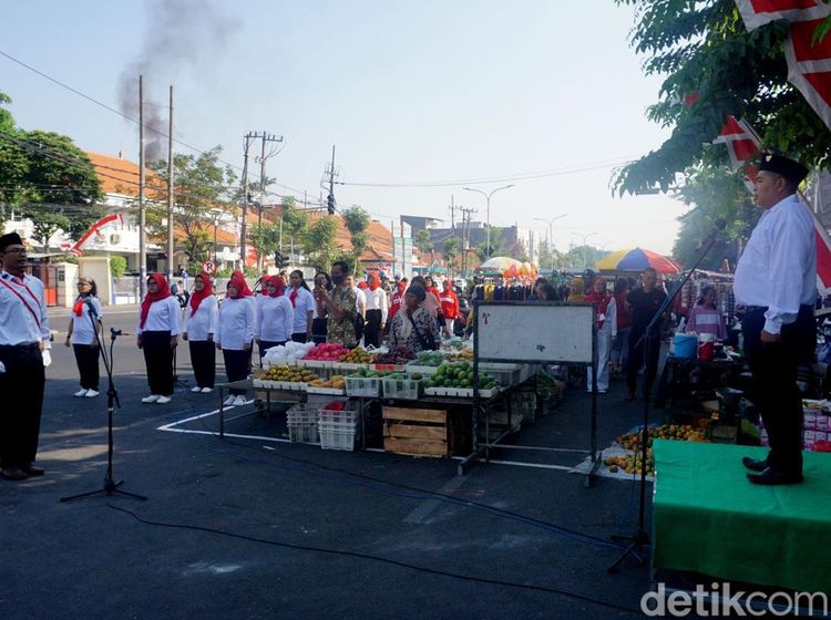 Unik, Upacara HUT RI di Tengah Pasar Karangmenjangan Surabaya