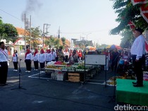 Unik, Upacara HUT RI di Tengah Pasar Karangmenjangan Surabaya