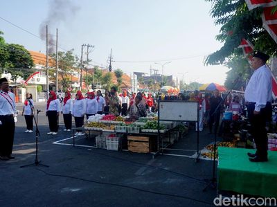 Unik, Upacara HUT RI di Tengah Pasar Karangmenjangan Surabaya