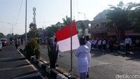 Prosesi pengibara bendera merah putih di depan Pasar Karangmenjangan. 