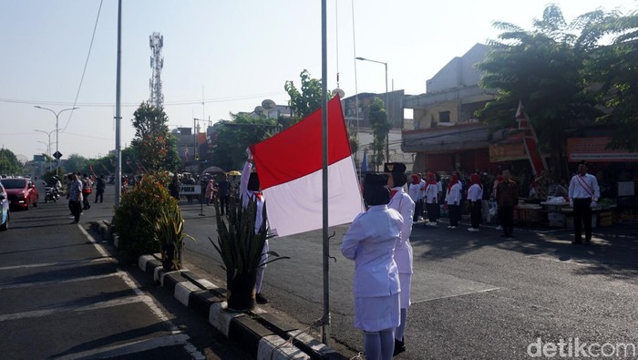 Upcara Bendera di Pasat Tradisional Surabaya Upcara Bendera di Pasat Tradisional Surabaya