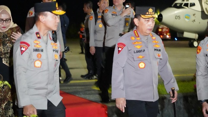 Wakapolda Kalimantan Timur Brigjen M Sabilul Alif sambut kedatangan Kapolri di Bandara Balikpapan.