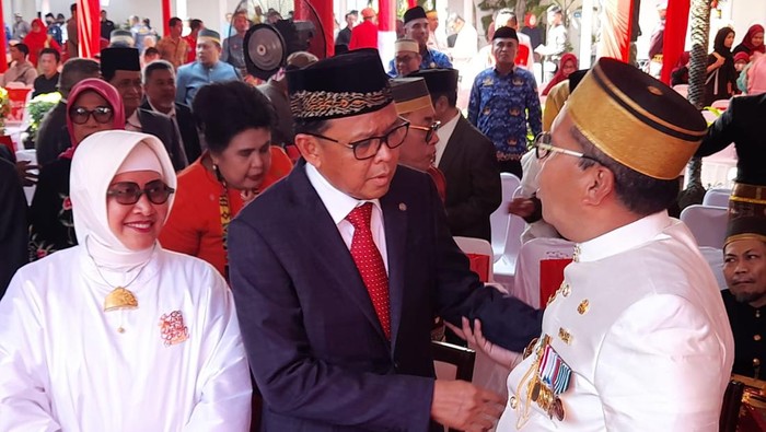 Wali Kota Makassar Danny Pomanto didampingi istrinya, Indira Jusuf bertemu dengan mantan Gubernur Sulsel Nurdin Abdullah.