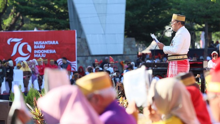 Wali Kota Makassar Danny Pomanto saat memimpin upacara HUT RI di Pantai Losari Makassar.