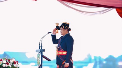 Bobby Pimpin Upacara HUT Ke-79 Kemerdekaan RI Pakai Busana Mandailing