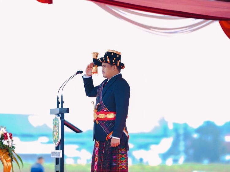 Bobby Pimpin Upacara HUT Ke-79 Kemerdekaan RI Pakai Busana Mandailing