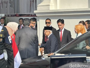 Berjas Hitam, Maruf-Gibran Hadiri Upacara Penurunan Bendera di Istana Jakarta