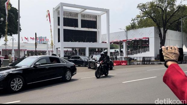 Wapres Ma'ruf Amin menyapa para warga yang mengikuti upacara peringatan HUT ke-79 RI di depan Istana Merdeka, Jakarta dari dalam mobil (Anggi/detikcom)