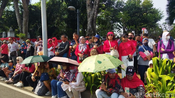 Warga berdatangan ke Istana Negara Jakarta jelang detik-detik proklamasi. (Fadil/detikcom)