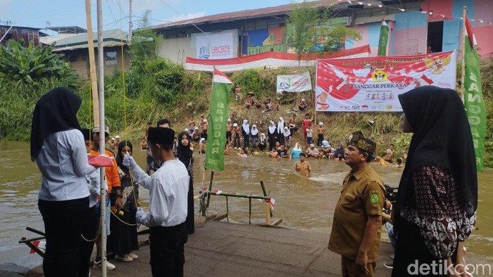 Warga Kampung Aur gelar upacara di Sungai Deli, Medan (Kartika Sari/detikcom)