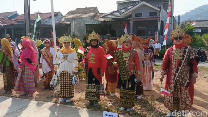 Warga menggelar upacara HUT RI pakai pakaian adat dan bahasa Lampung