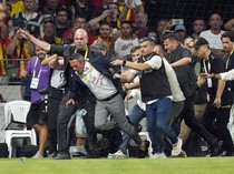 Ngeri! Suporter di Liga Turki Bikin Rusuh Lagi