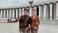 Aaliyah Massaid dan Thariq Halilintar foto dengan latar belakangan Istana Negara IKN. Foto: dok. Instagram Aaliyah Masaaid