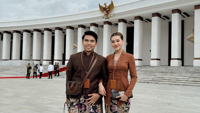 Aaliyah dan Thariq Halilintar foto dengan latar belakang Istana Negera IKN.