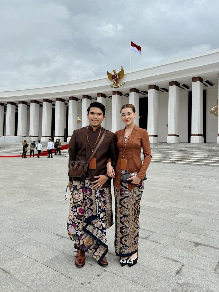 Aaliyah dan Thariq Halilintar foto dengan latar belakang Istana Negera IKN.
