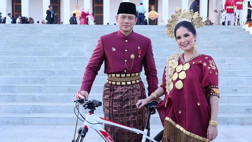 AHY dapat sepeda dari Presiden Jokowi