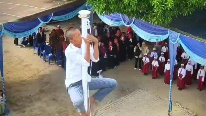 Aksi pelajar di Ogan Ilir panjat tiang bendera saat HUT RI
