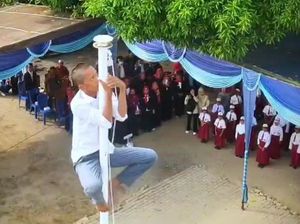 Viral Pelajar di OI Panjat Tiang Bendera Saat HUT RI Perbaiki Tali Tersangkut