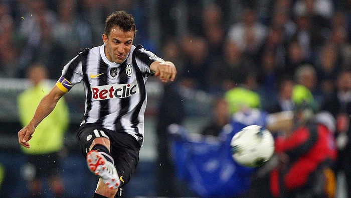 ROME, ITALY - MAY 20:  Alessandro Del Piero of Juventus FC kicks the ball during the Tim Cup final match between Juventus FC and SSC Napoli at Olimpico Stadium on May 20, 2012 in Rome, Italy.  (Photo by Paolo Bruno/Getty Images)
