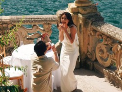 Potret Romantis Amanda Rawles Dilamar Kekasih di Italia Usai 7 Tahun Pacaran