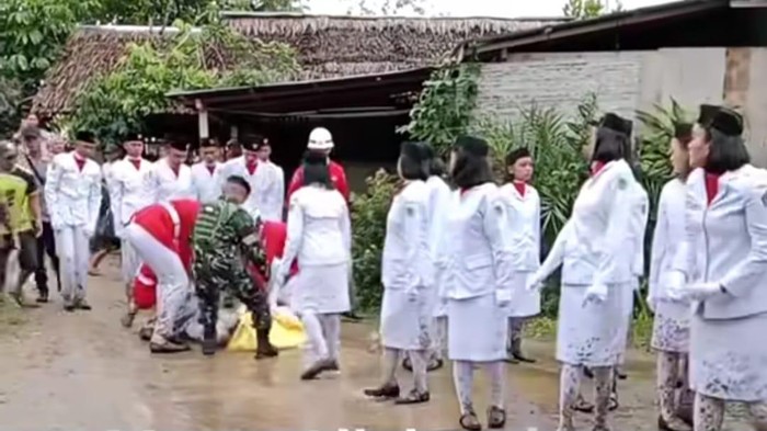 Anggota Paskibra di Bolmong, Sulut, pingsan usai menunaikan tugas pengibaran bendera merah putih saat upacara HUT ke-79 RI.