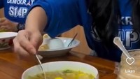 Wanita 42 tahun ini sering kulineran saat sedang berkunjung ke daerah. Di Lamongan ia mencicipi soto Lamongan yang terkenal gurih sedap. Foto: Instagram annisayudhoyono