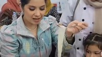 Kalau ini momen Annisa bersama ibu-ibu pengurus IKAWATI ATR/BPN saat mampir ke Bakso Tjap Haji di Bandung. Ia tampak mencicipi semangkuk bakso dan bakso goreng. Foto: Instagram annisayudhoyono