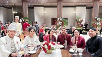 Potret makan siang hangat itu juga dihadiri Puan Maharani, Sri Mulyani, dan Didit Prabowo. Mereka tampak makan satu meja. Foto: Instagram annisayudhoyono