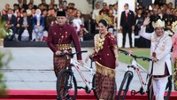 Menteri ATR/BPN itu mengenakan baju bodo Bugis, Sulawesi Selatan bernuansa merah gelap. Mereka pun berhasil membawa pulang hadiah sepeda dari Presiden Jokowi. Foto: Instagram annisayudhoyono