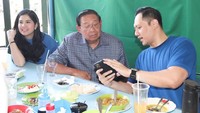 Makan bareng mertuanya, Annisa sedang bersantap di Sate-Gule Pak Muksin yang ada di Madiun. Mereka pun memuji rasa sate dan gule yang nikmat. Foto: Instagram annisayudhoyono