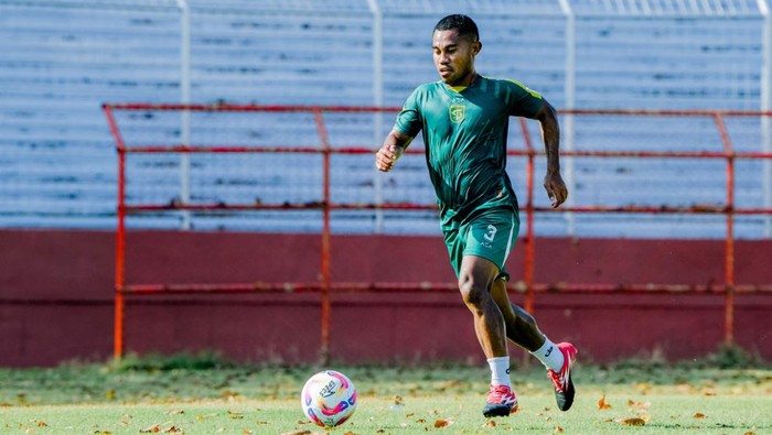 Ardi Idrus saat mengikuti sesi latihan Persebaya Surabaya.