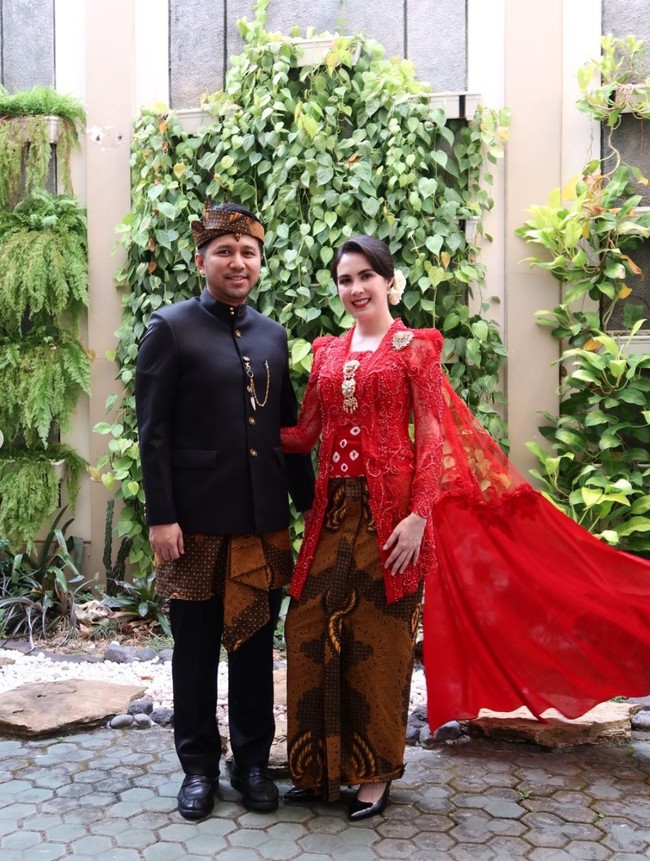 Tampil kompak mengenakan busana khas nusantara, pesona Arumi kala mendampingi suaminya itu langsung jadi sorotan. Wanita 30 tahun itu tampak begitu menawan mengenakan kebaya merah. Foto: Instagram/@arumibachsin_94