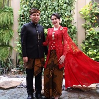 Tampil kompak mengenakan busana khas nusantara, pesona Arumi kala mendampingi suaminya itu langsung jadi sorotan. Wanita 30 tahun itu tampak begitu menawan mengenakan kebaya merah. Foto: Instagram/@arumibachsin_94