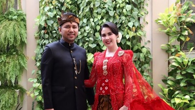 7 Pesona Arumi Bachsin Dampingi Suami Upacara HUT RI, Cantik Berkebaya Merah