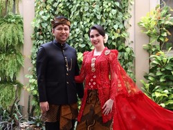 7 Pesona Arumi Bachsin Dampingi Suami Upacara HUT RI, Cantik Berkebaya Merah