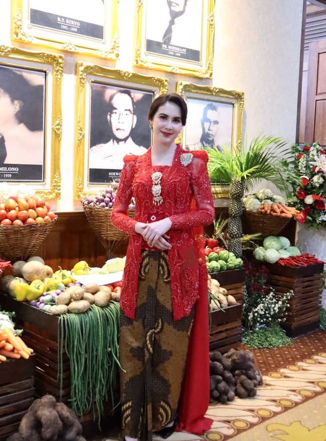 Untuk mempermanis kebaya yang dikenakannya, Arumi juga menambahkan bros emas di bagian dada serta kiri bahunya. Kebaya tersebut juga dipadukannya dengan heels berwarna hitam. Foto: Instagram/@arumibachsin_94