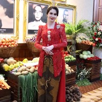 Untuk mempermanis kebaya yang dikenakannya, Arumi juga menambahkan bros emas di bagian dada serta kiri bahunya. Kebaya tersebut juga dipadukannya dengan heels berwarna hitam. Foto: Instagram/@arumibachsin_94