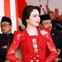 Penampilan Arumi juga terlihat semakin cantik dengan riasan wajah natural dan pulasan lipstik merah, senada dengan kebaya yang dikenakannya. Rambutnya disanggul yang membuat penampilannya kian anggun. Foto: Instagram/@arumibachsin_94