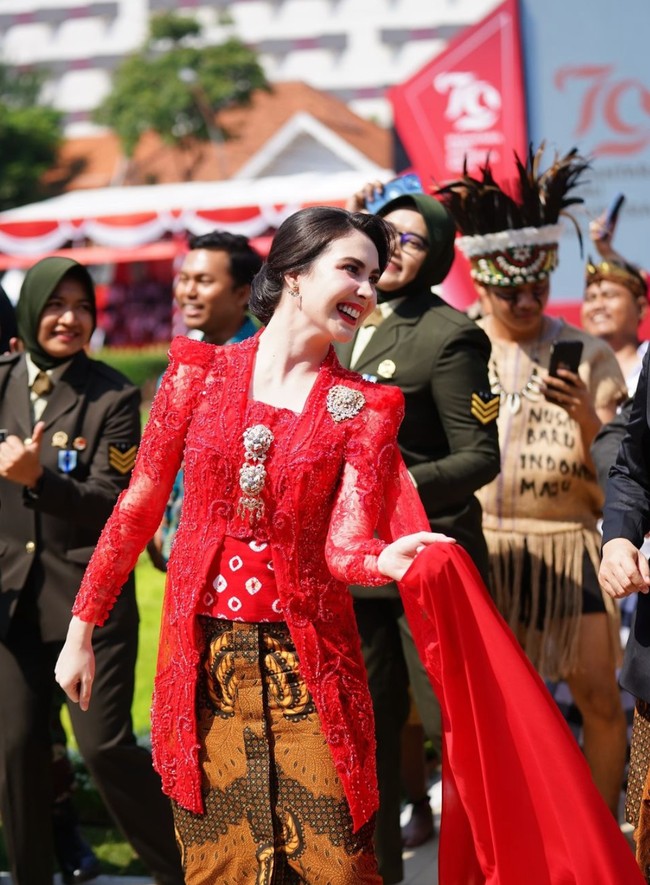 Penampilan Arumi Bachsin itu pun langsung banjir pujian netizen. Tak sedikit yang mengagumi kecantikannya. Cantik dan angun, ramah juga murah senyum, komentar salah seorang netizen. Vibes nya udh cocok bgt jd Ibu Negara. Aamiin.... tambah netizen lain. camtik nya ga luntur2 qt yg liat ga bosan2, komentar lainnya. Foto: Instagram/@arumibachsin_94