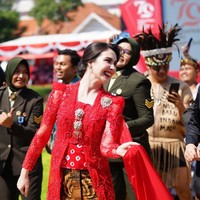 Penampilan Arumi Bachsin itu pun langsung banjir pujian netizen. Tak sedikit yang mengagumi kecantikannya. Cantik dan angun, ramah juga murah senyum, komentar salah seorang netizen. Vibes nya udh cocok bgt jd Ibu Negara. Aamiin.... tambah netizen lain. camtik nya ga luntur2 qt yg liat ga bosan2, komentar lainnya. Foto: Instagram/@arumibachsin_94