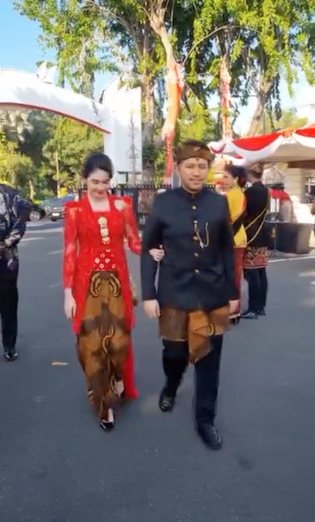 Arumi Bachsin terlihat ikut menemani suaminya, Emil Dardak, yang merupakan Mantan Wakil Gubernur Jawa Timur. Keduanya terlihat mengikuti upacara HUT RI ke-79 di Gedung Negara Grahadi, Surabaya, pada Sabtu (17/8/24). Foto: Instagram/@arumibachsin_94