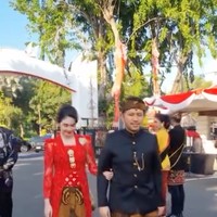 Arumi Bachsin terlihat ikut menemani suaminya, Emil Dardak, yang merupakan Mantan Wakil Gubernur Jawa Timur. Keduanya terlihat mengikuti upacara HUT RI ke-79 di Gedung Negara Grahadi, Surabaya, pada Sabtu (17/8/24). Foto: Instagram/@arumibachsin_94