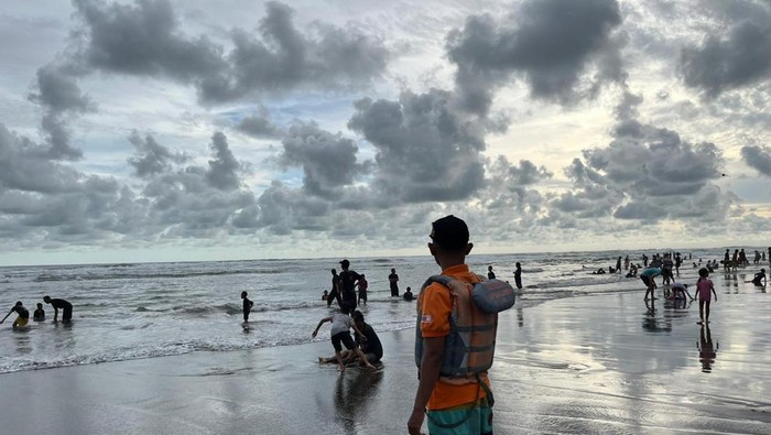 Personel SAR Sat Linmas Wilayah III Bantul sedang berpatroli di area Pantai Parangtritis. Foto diunggah Minggu (18/8/2024).