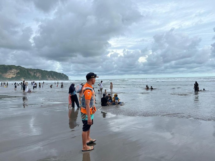 Personel SAR Sat Linmas Wilayah III Bantul sedang berpatroli di area Pantai Parangtritis. Foto diunggah Minggu (18/8/2024).