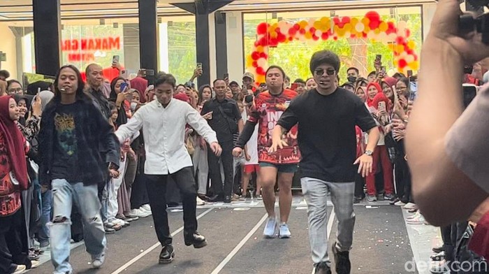 Atta Halilintar dan Keanu Agl lomba kelereng.