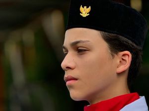Gaya Putra Tampan Ayu Azhari Baca UUD 1945 Pakai Bahasa Inggris, Curi Atensi