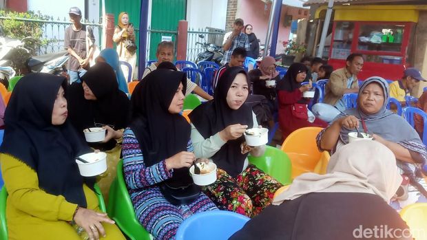 Pesta 1.000 mangkuk bakso dalam rangka perayaan HUT Ke-79 RI di Pasar Tradisional Banjarnegara, Minggu (18/8/2024).