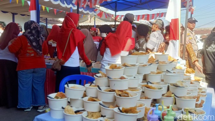 Pesta 1.000 mangkuk bakso dalam rangka perayaan HUT Ke-79 RI di Pasar Tradisional Banjarnegara, Minggu (18/8/2024).
